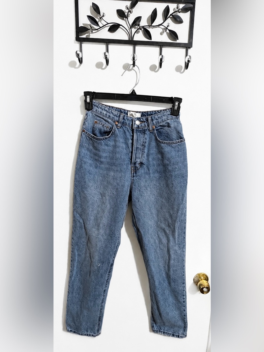H&M Light Wash High-Rise Straight Leg Jeans – Size US 4 / EUR 36